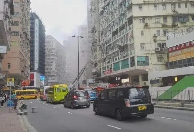 突发！香港一大厦起火已致5人遇难、33人受伤！李家超表示极度哀痛