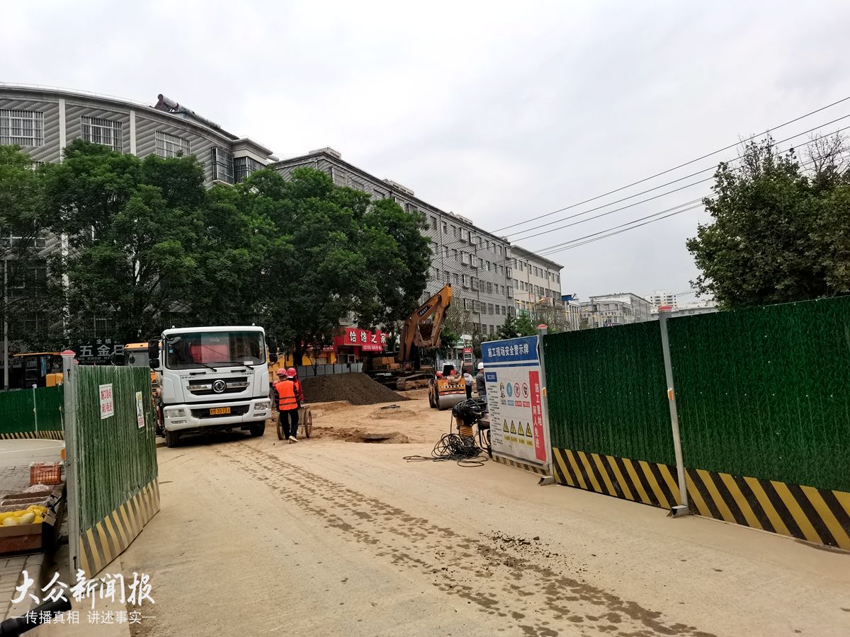 龙凤苑商住楼前面施工现场.jpg