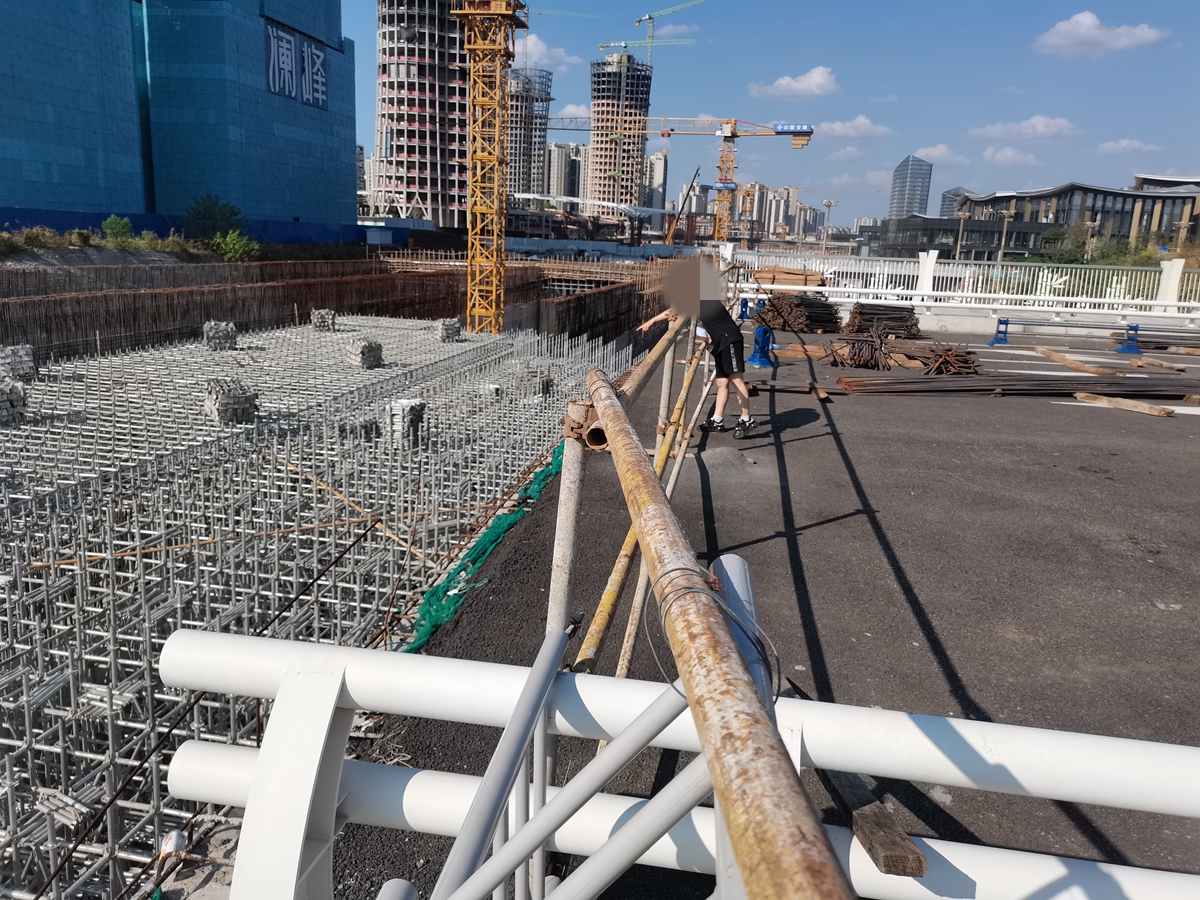断头桥沿搭建的简易钢管.jpg