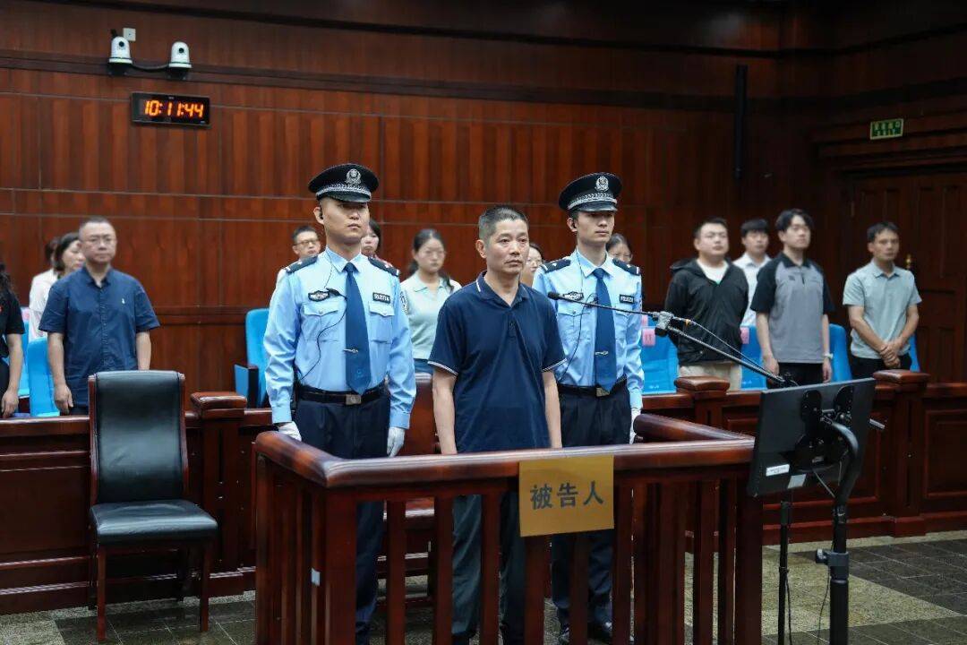 <strong>四川自贡市原副市长黄雪智一审被判有期徒刑12年并处罚金300万</strong>