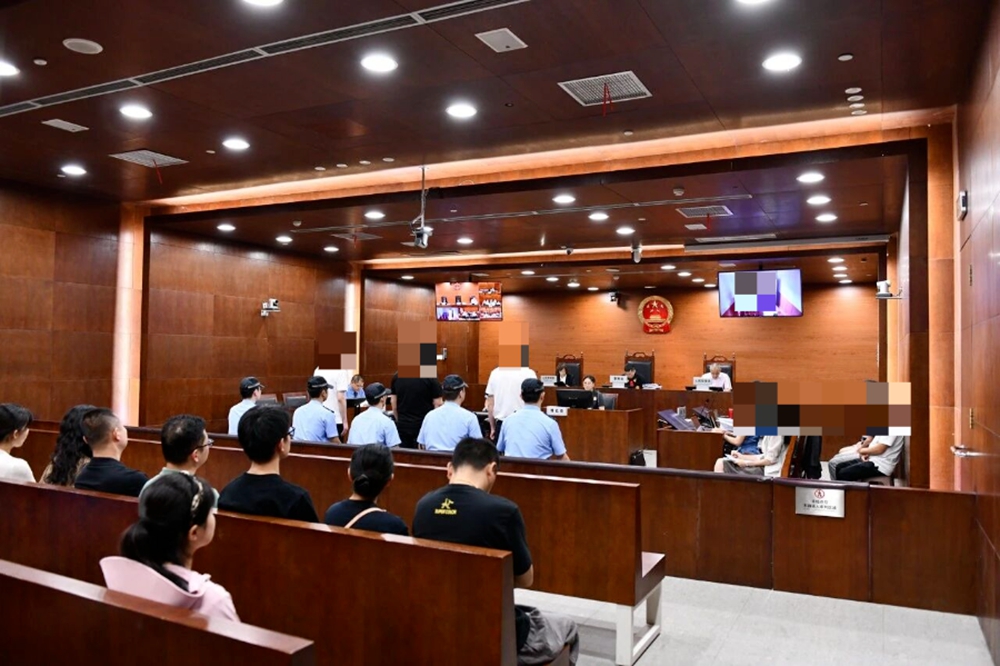 <strong>五人获刑！成都高新区一火锅店回收“口水油”熬制锅底给客人食用 </strong>