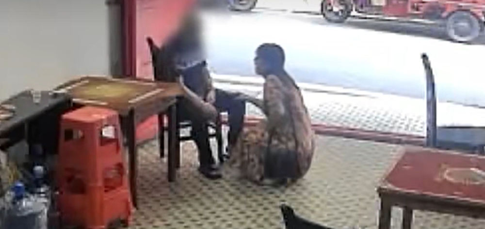 <strong>湖南一店主扶老人遭索赔官方确认女店主无过错 央视网：法律不能和稀泥</strong>