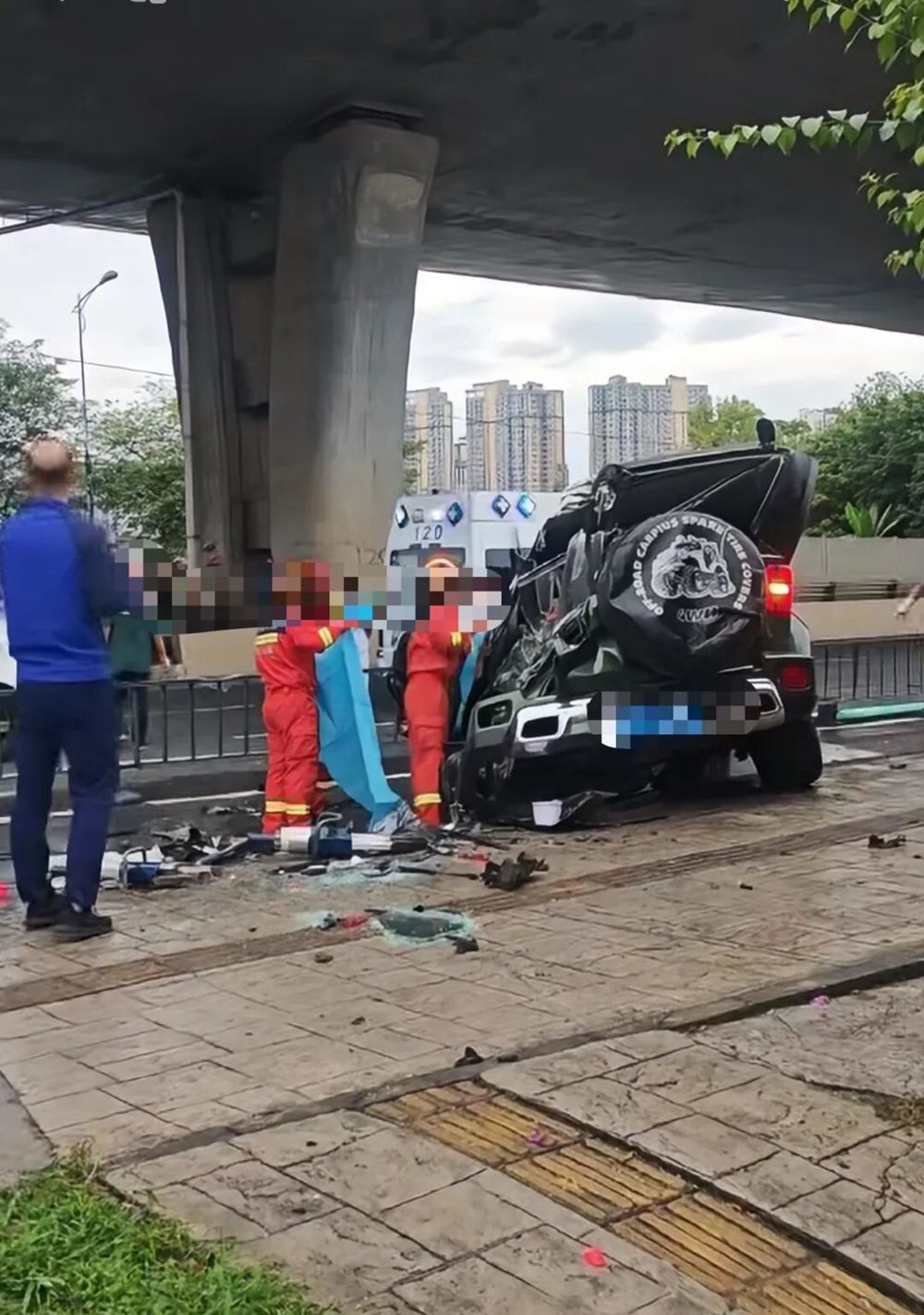 成都一越野车从高架桥上坠落 驾驶员经抢救无效死亡