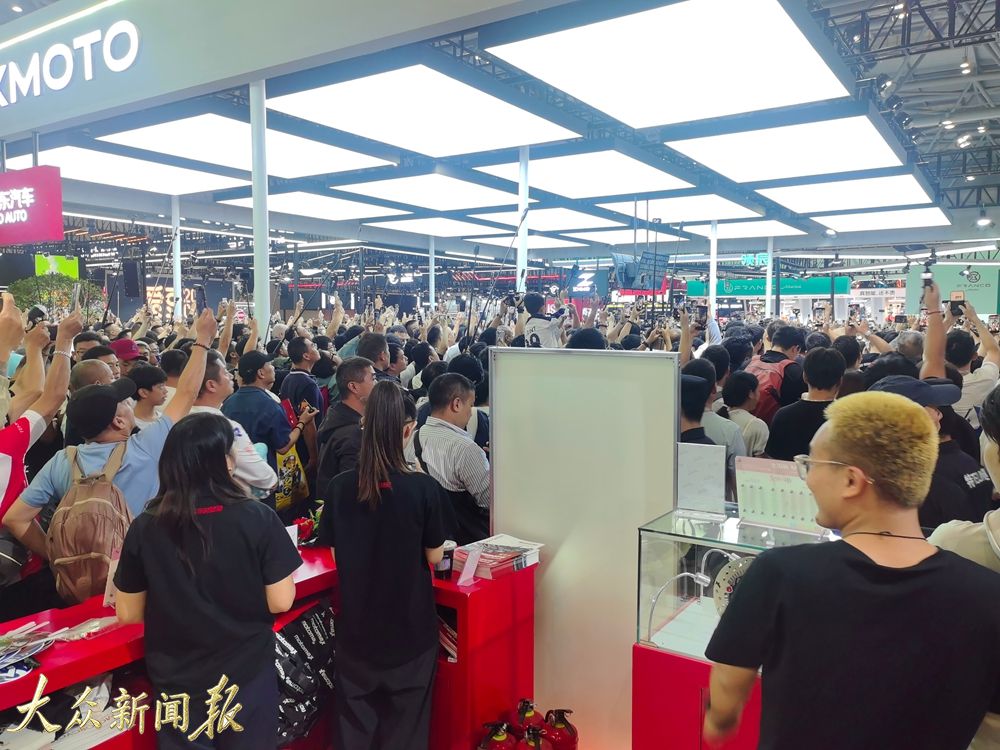 <strong>第二十四届中国国际摩托车博览会在重庆开幕张雪机车展馆人气爆棚</strong>