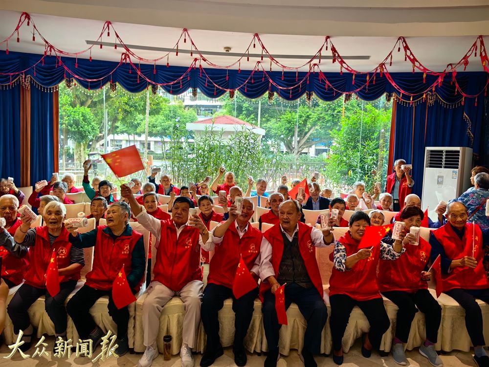 <strong>重庆凤鸣艺术学校：党建引领庆双节 以艺敬老暖夕阳</strong>