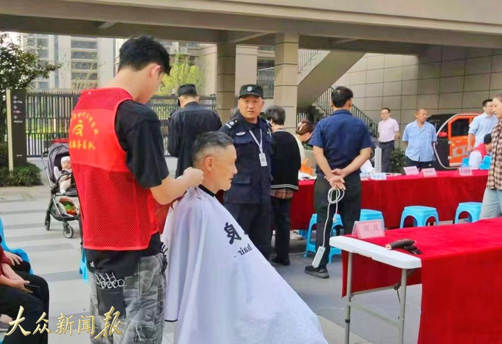 宁波余姚：“亭有爱”送服务 暖重阳入家门