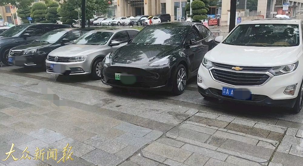 <strong>辅警能否单独上路贴单取证？重庆铜梁交管执法合规性引热议</strong>